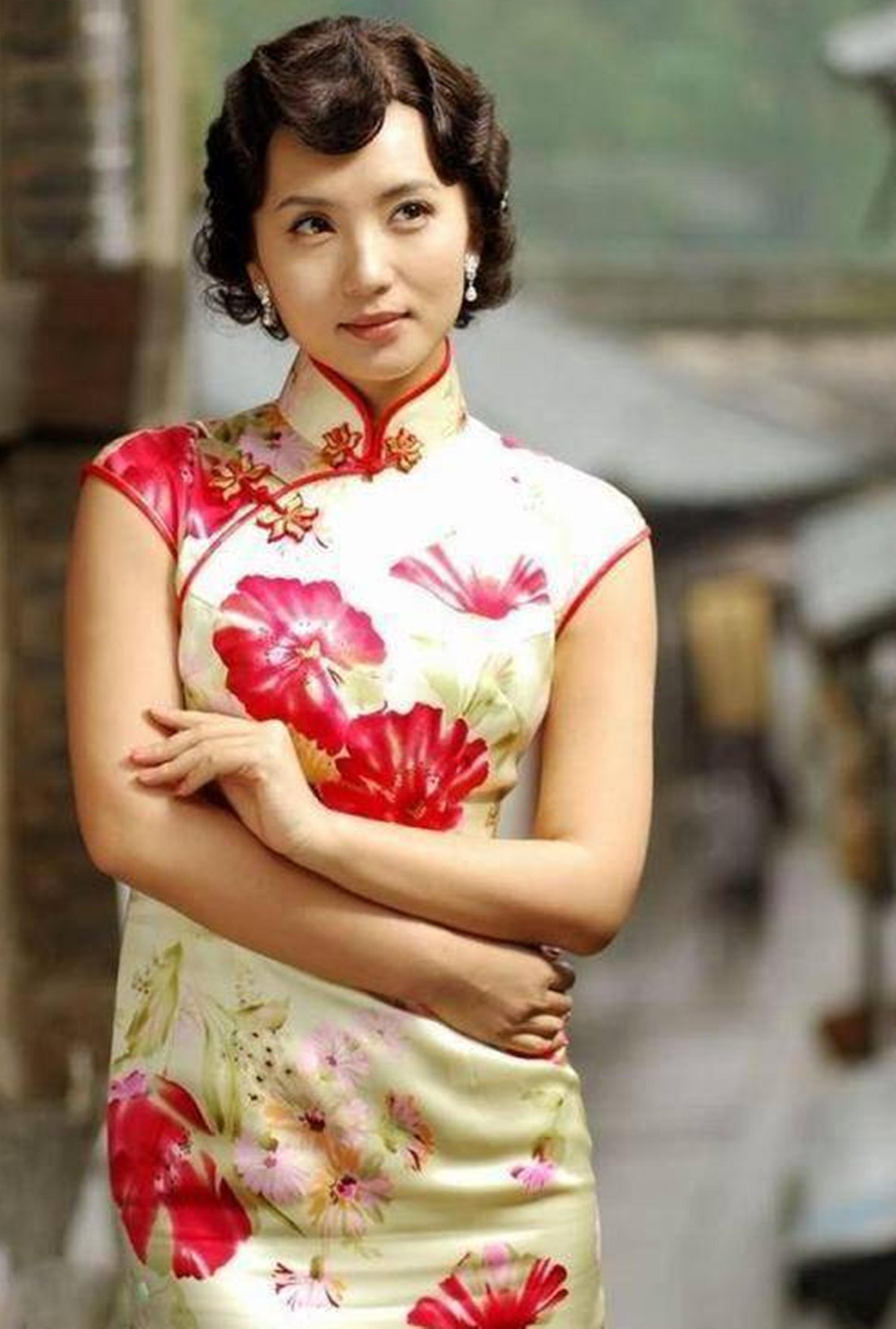 刘嘉玲关晓彤同框,穿旗袍大秀窈窕好身材