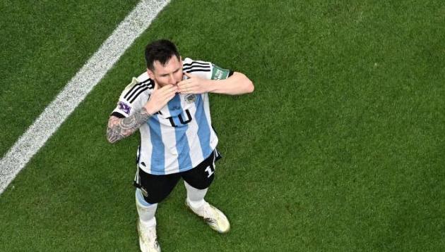 梅西指天缅怀马拉多纳,梅西进球球迷激动落泪