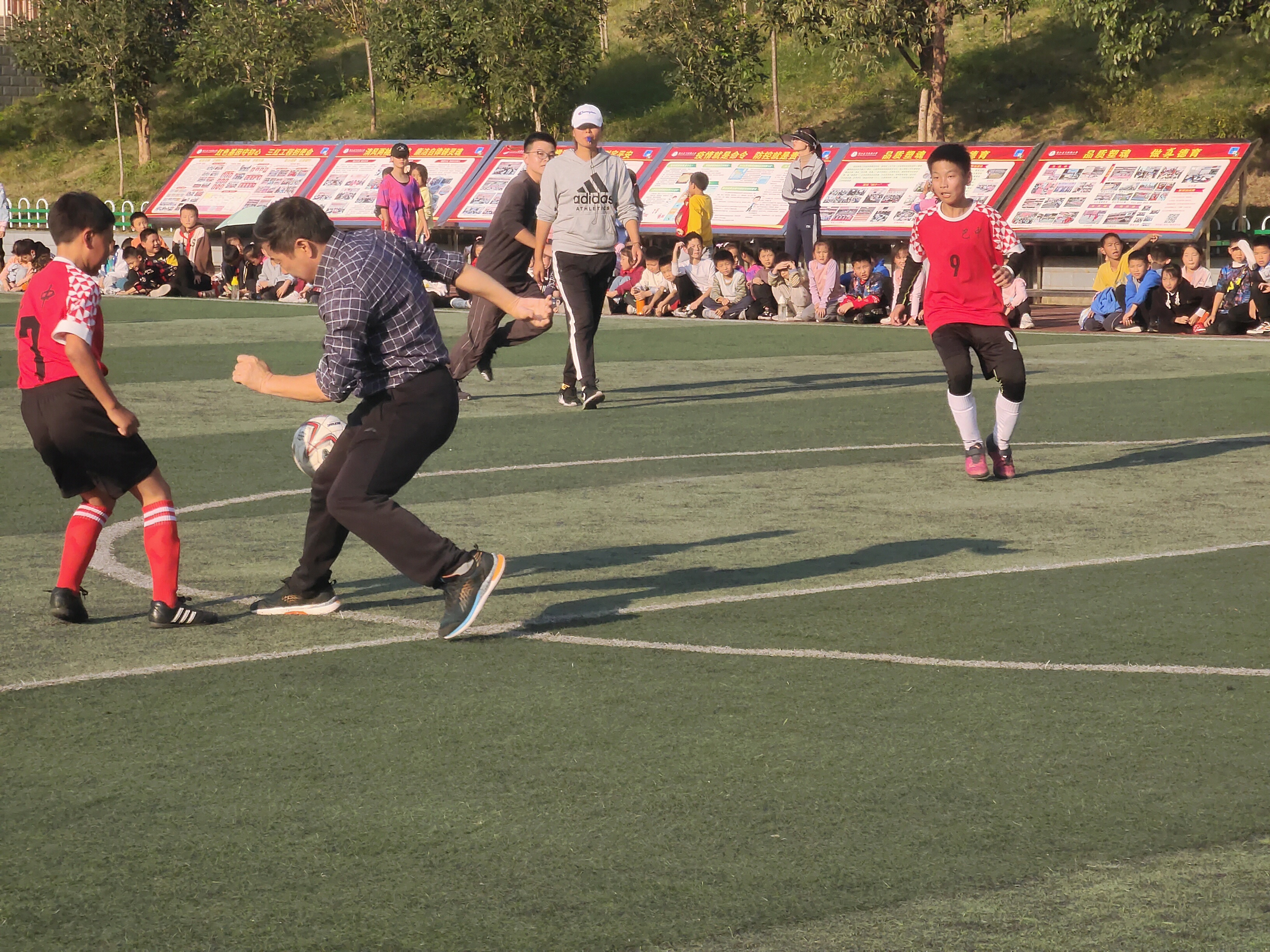 南江县下两镇小学：足球比赛展风采校际交流促发展