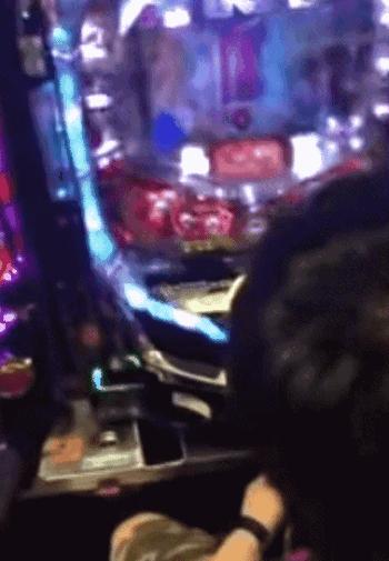 为了在赌博机上看动漫，日本人把*裤底**都*哈梭**没了