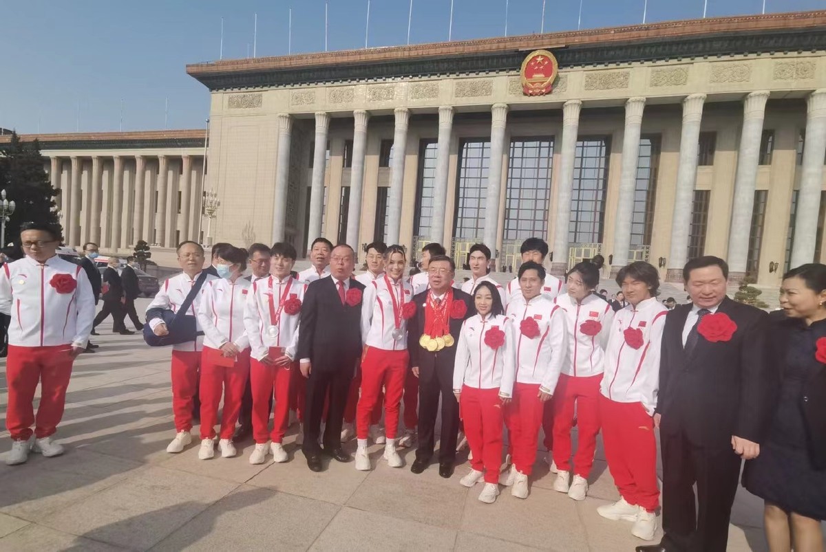 谷爱凌获得金牌的精彩瞬间,谷爱凌进入人民大会堂