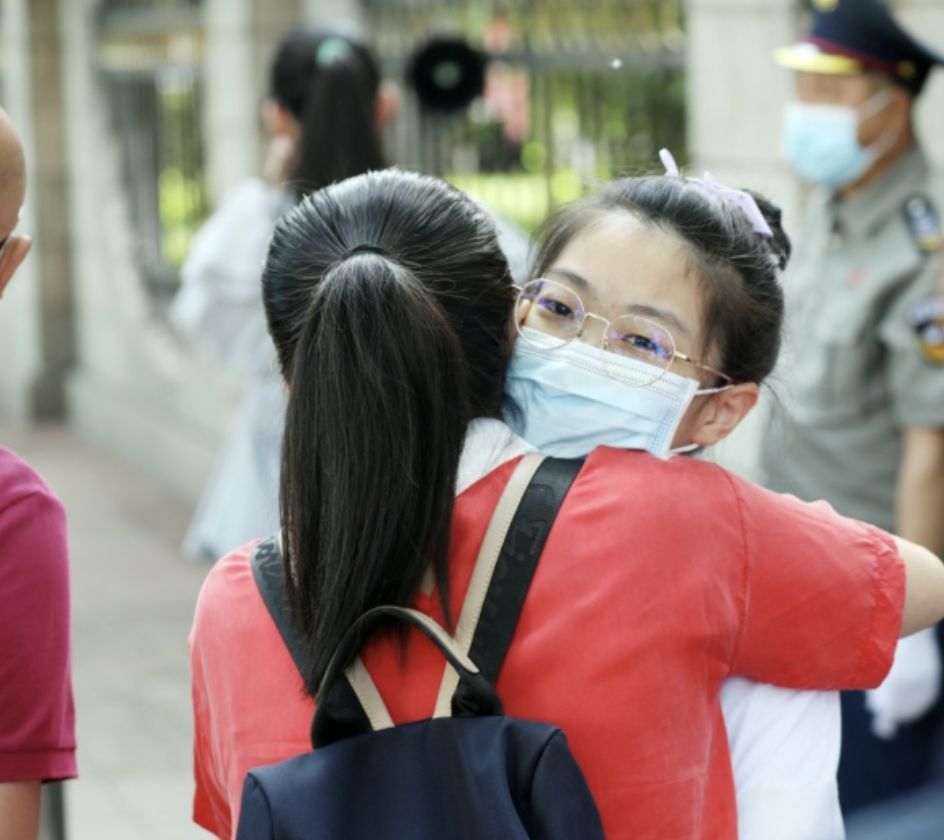 高考进行时这些画面令人动容,今天高考加油的图片