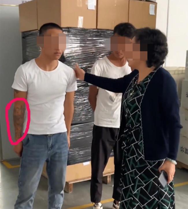 女老板拒绝雇用有文身的职员：洗掉了再来