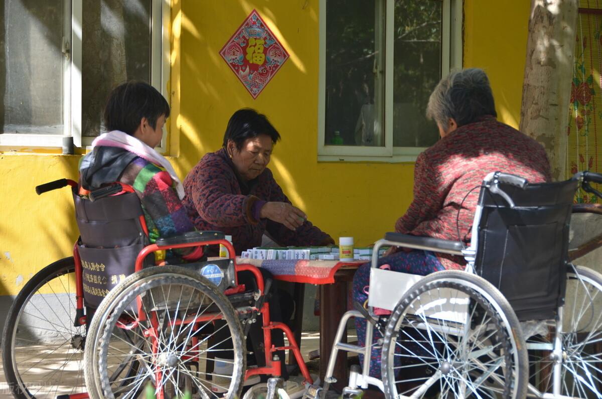 6旬老人流落异乡24年难归家,七旬老人卖车自驾游