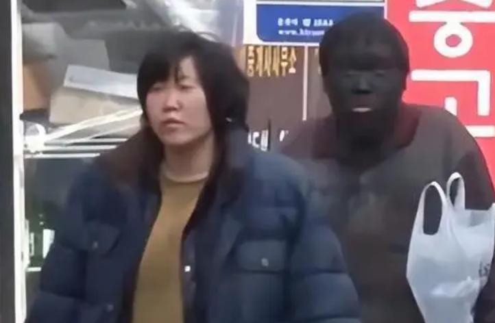 韩国男子每天用鞋油抹脸纪录片,韩国男生每天擦脸