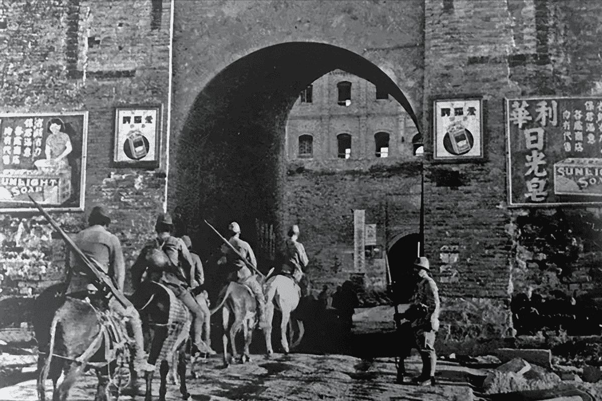 日军罪行照片：攻陷香港后兽性毕露，当场轮番侵犯新婚女明星