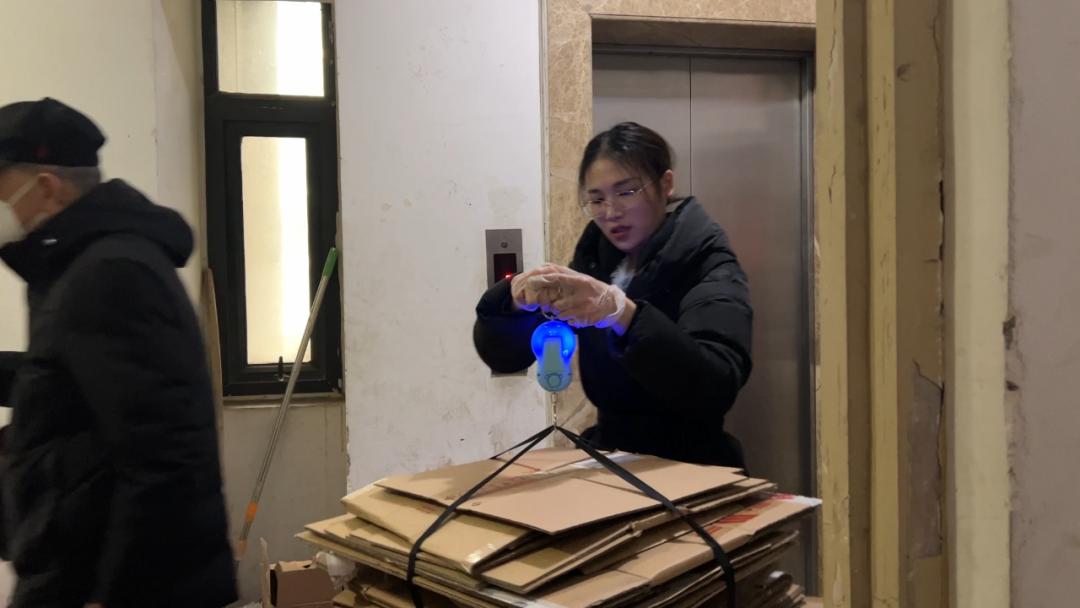 美女开奔驰收废品,90后美女废品回收开奔驰