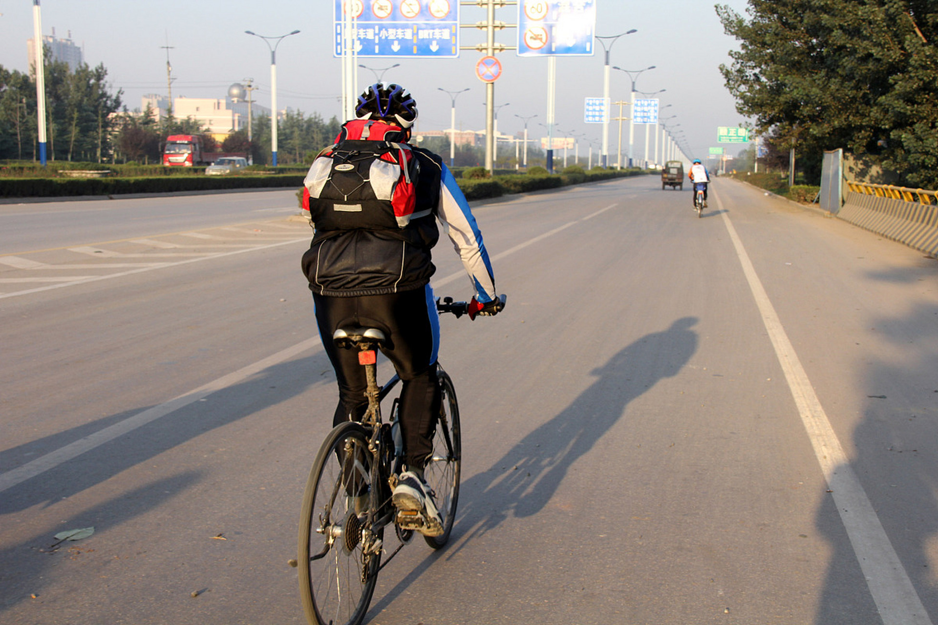 右肩胛骨痛了二个月了会是肺癌吗,肺癌微创手术五个多月了右肩疼
