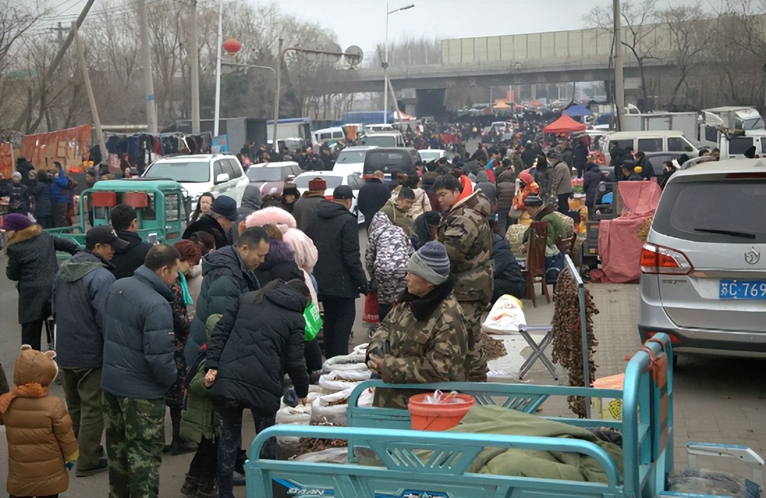 地摊上老式的现割牛皮带,地摊现割牛皮