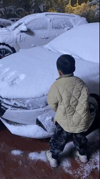 女子和同事打闹，用力过猛竟直接把*裤底**扯两半，羞得蹲地不敢起身