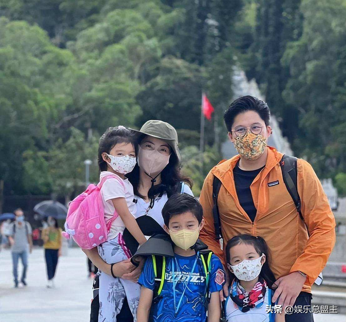 一个参加晚宴穿6年前礼服，一个用2克拉钻石敷脸豪门的差距有多大