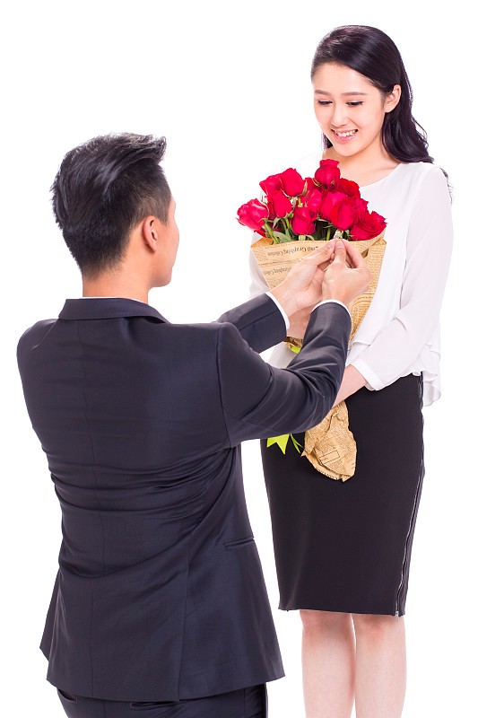 女方30人堵门要30条中华，新郎刷爆信用卡告知新娘：卡是你的