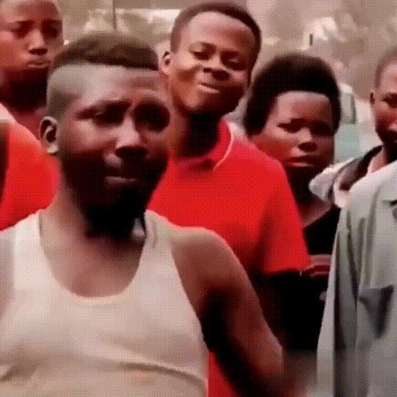 如何评价这个女主持人，主持了一半把*袜丝**脱了？