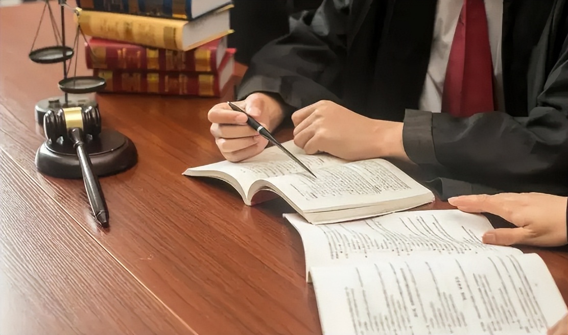 自己请的律师被对方收买了怎么办,怎么避免自己的律师被对方收买