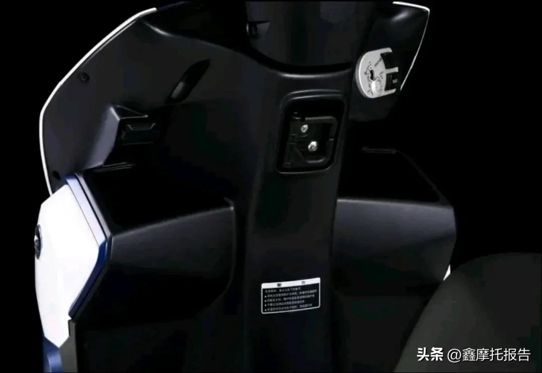 QJMOTOR鸿125VS豪爵AFR125/S，国产万元级踏板标杆究竟鹿死谁手