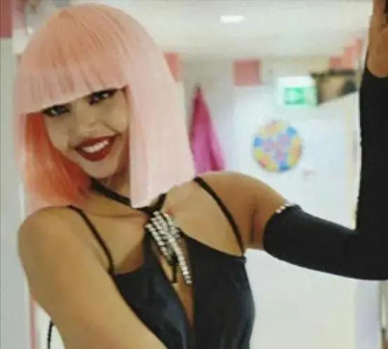 Lisa操作再引热议！晒大尺度照片、妆容变回泰妹，粉丝心疼其