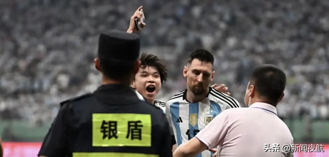 拥抱梅西小伙子笑着被抬走,欧冠梅西球迷冲进球场被抬走