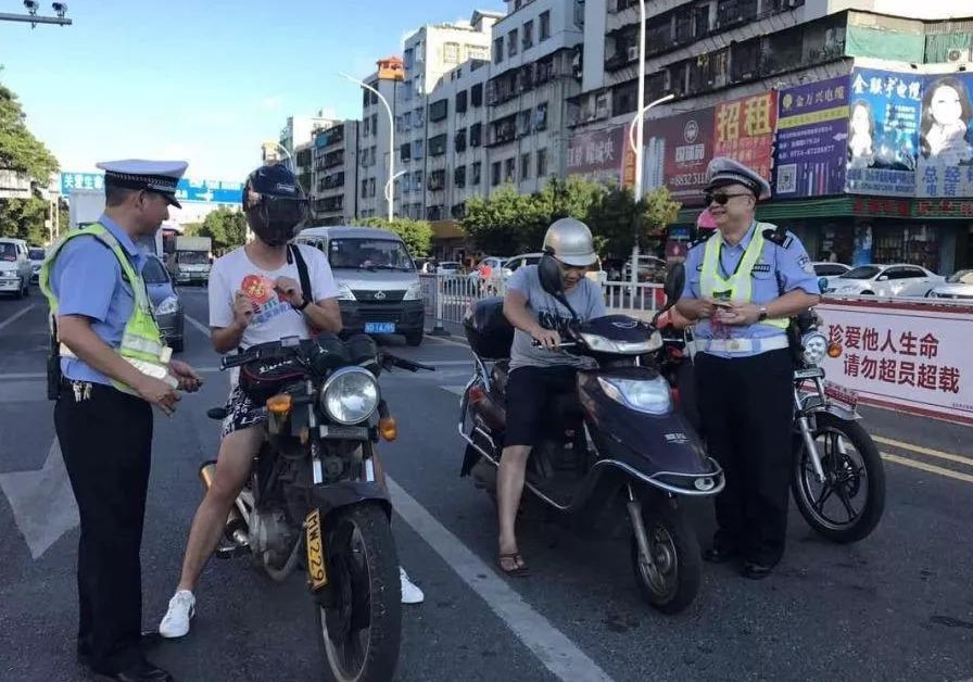 骑摩托上路被交警抓怎么办,骑摩托被交警查需要什么证件