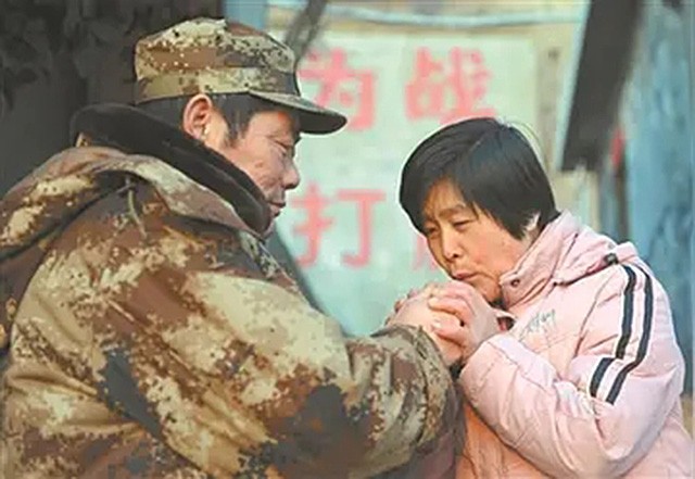 江苏夫妻驻守黄海孤岛32年，无电无淡水年薪5千，丈夫给妻子接生