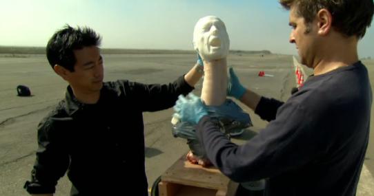 据说台风的时候，要把家里的窗户都打开，这样可以减小风的阻力