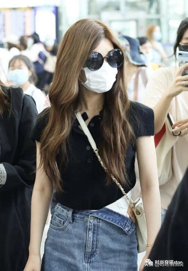 赵露思穿牛仔裤街拍视频,裙子配牛仔裤赵露思