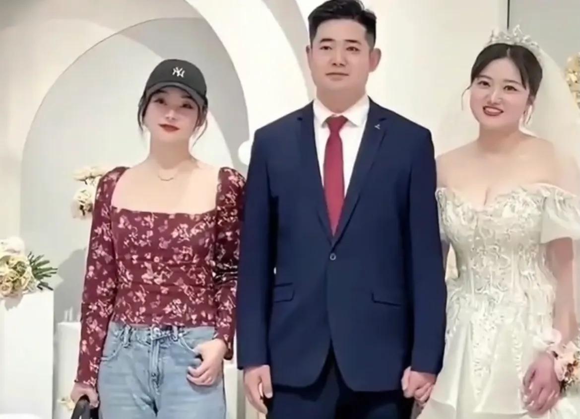 袁姗姗戴帽子参加婚礼,袁姗姗参加弟弟婚礼衣服