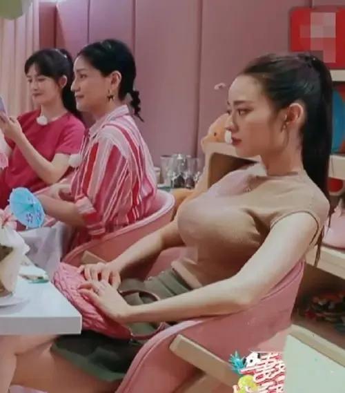 郎朗老婆吉娜的腰有多细,郎朗妻子吉娜深v礼服大秀好身材