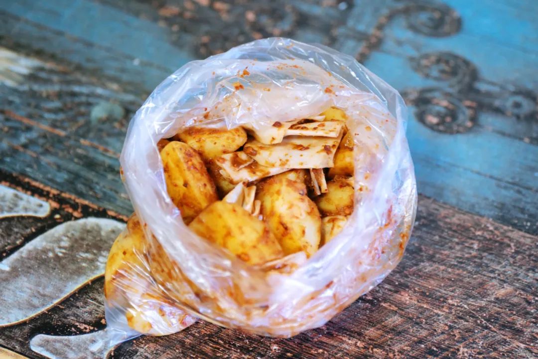 去了这座魔幻的东北烧烤之城，感觉这些年的烧烤都白吃了