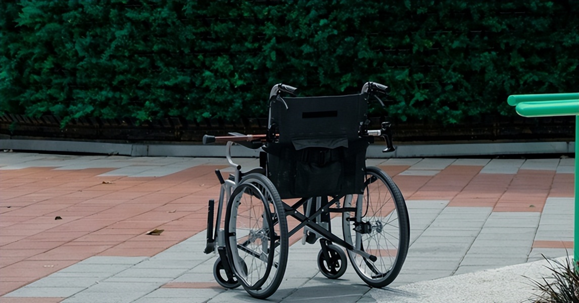 故事：车祸残疾未婚妻不告而别，2年后我创业成功，她上门求复合