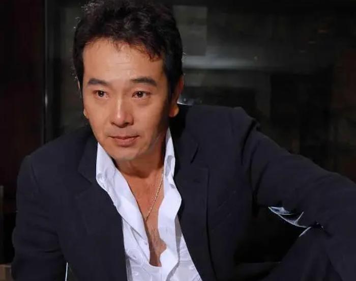 张晨光全家近照,62岁的张晨光看着依然硬朗帅气