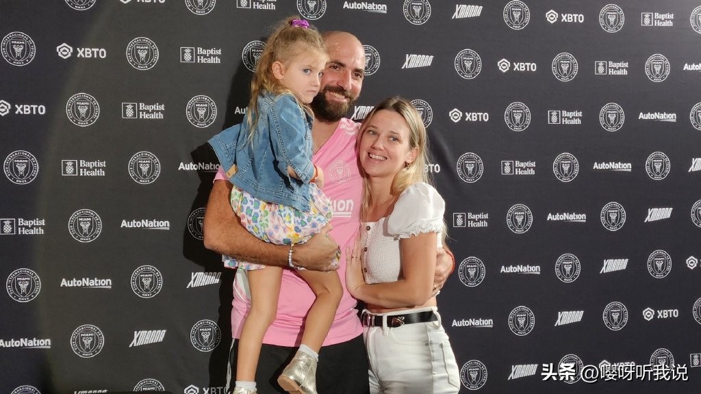 小烟枪泪洒发布会，34岁就宣布退役，梅老板又少一个“左膀右臂”