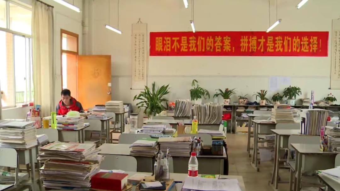 唐尚珺父亲因超生被丢教师工作，患舌癌到死都不知道儿子没上大学