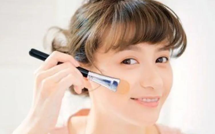 推荐几款适合油皮的粉底液,推荐几款适合混油皮的粉底液