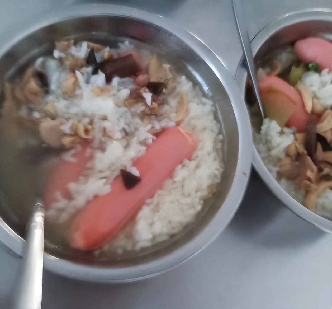 学生点外卖被按倒训斥评论解析,中学生点外卖被按倒训斥