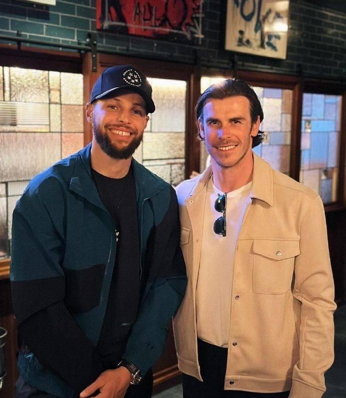 库里贝尔合影,库里双胞胎球迷拍照