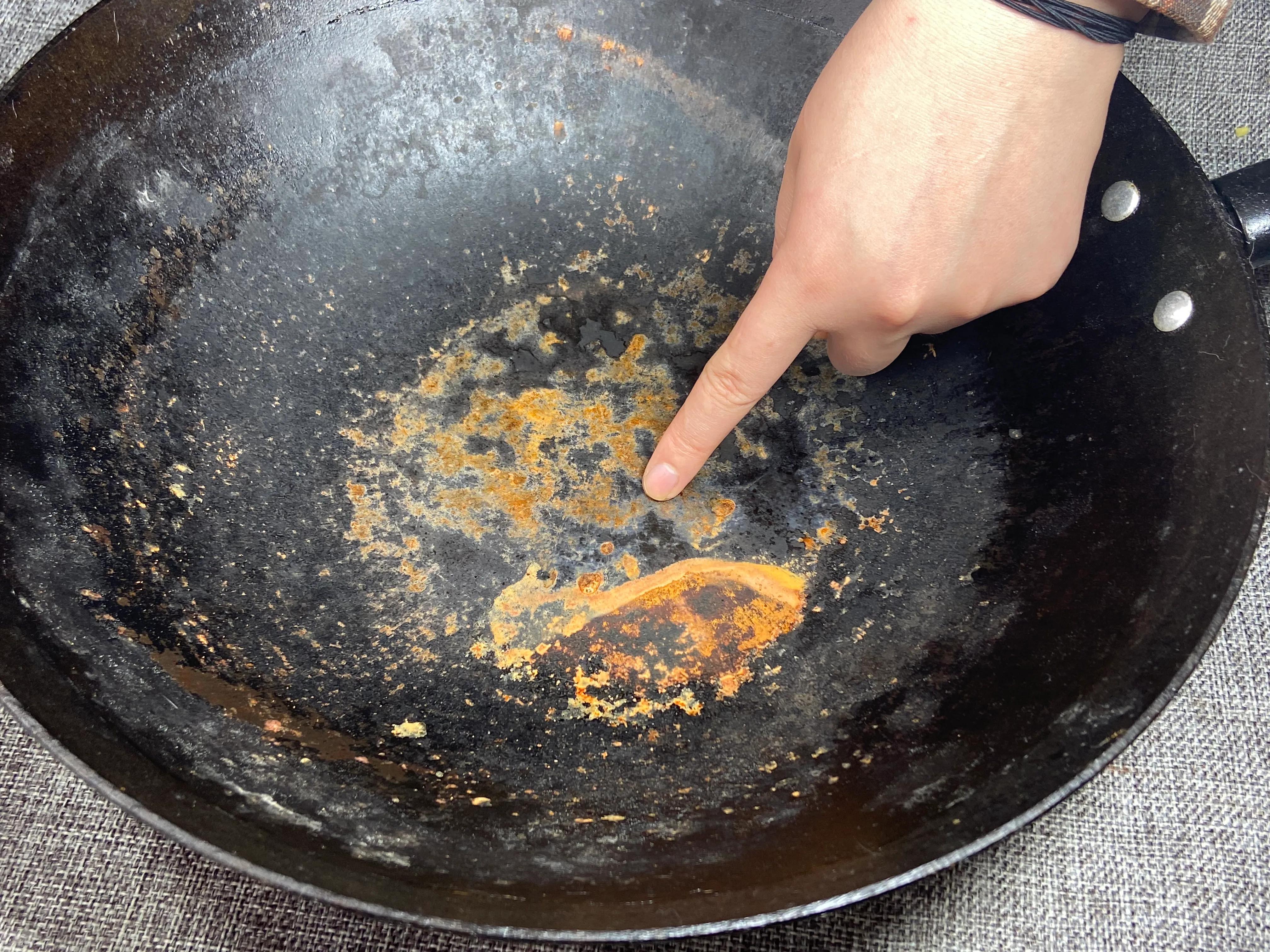 铁锅如何不让它生锈小妙招,铁锅生锈不用油怎么清除铁锈