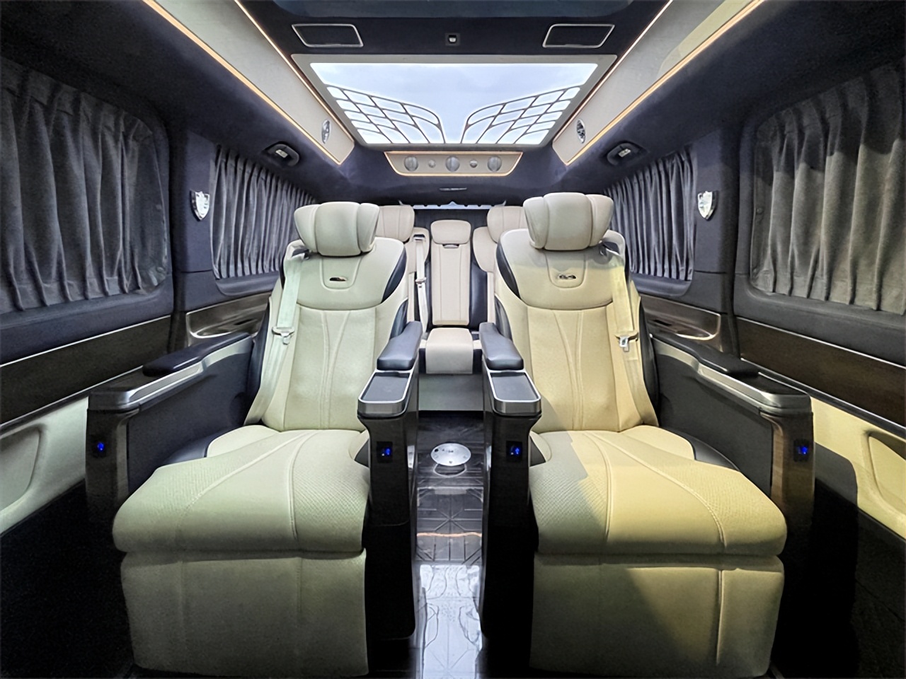 奔驰v260七座商务车操作与使用,奔驰V260L改款