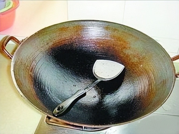 不粘锅涂层轻微刮出条印有毒吗,不粘锅涂层危害视频