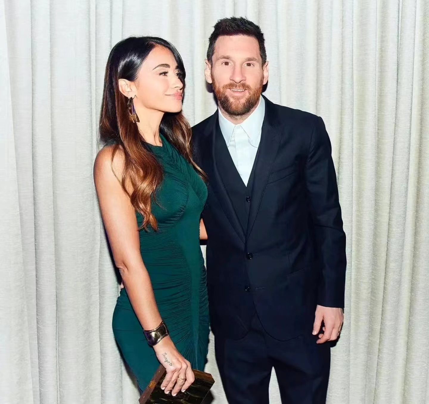 梅西安东内拉浪漫接吻视频,梅西晒全家圣诞合照安东内拉跳舞