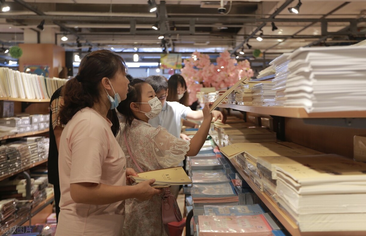 小学生春游，老师列出费用单22300，提议AA制，家长是怎么说的？