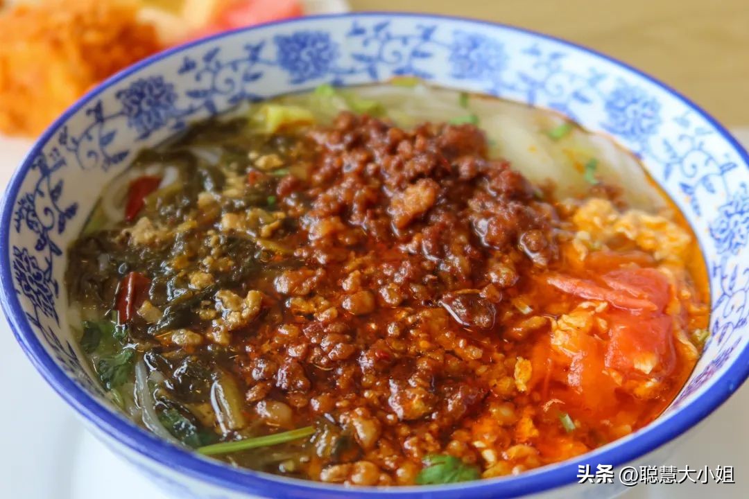 昆明旁边的小城，有山有湖好舒服