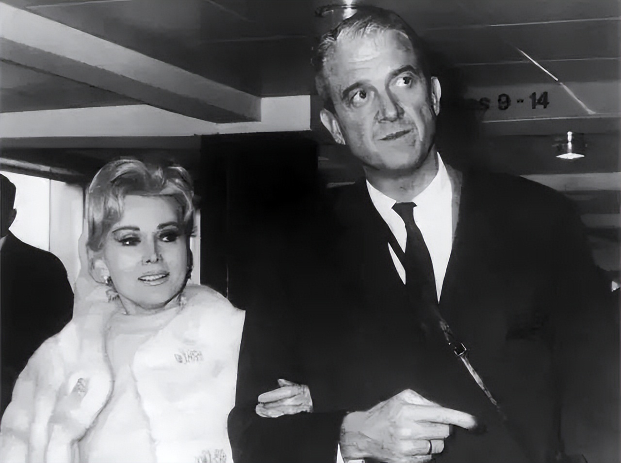 结9次婚的好莱坞交际花：嫁老头撩鲜肉，69岁和小28岁王子定终身