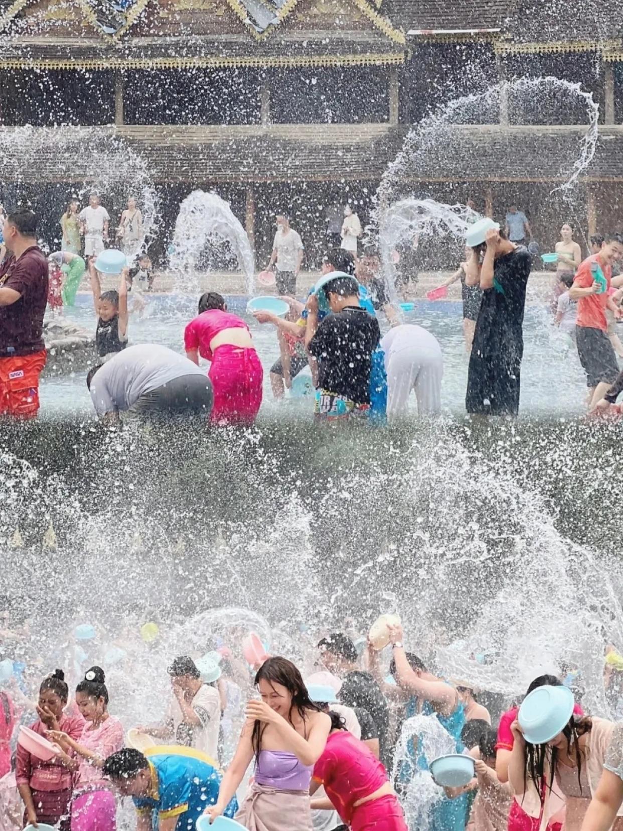 2010西双版纳傣族万人泼水节,西双版纳万人泼水节狂欢