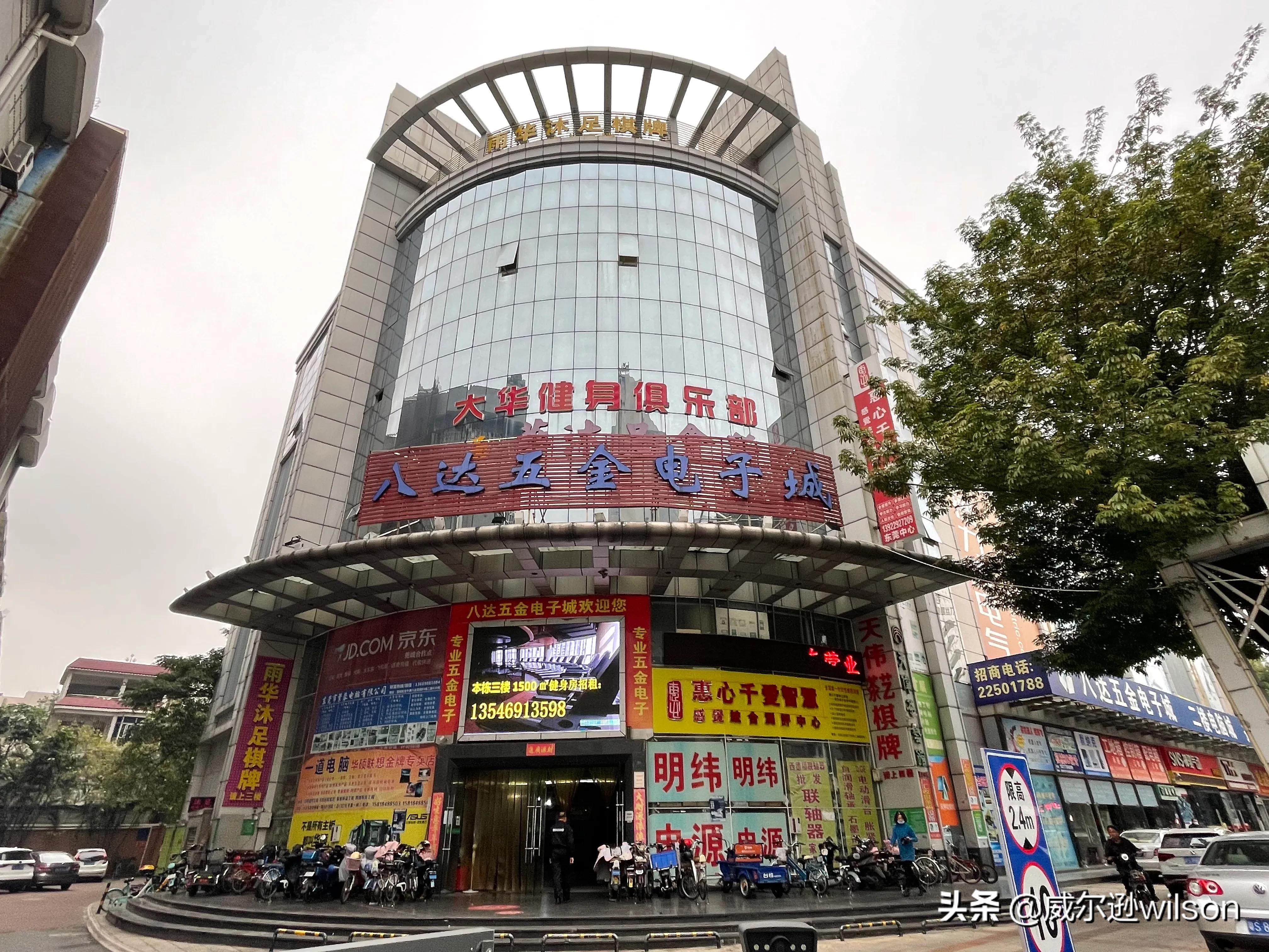 东莞有一条商业街，名字十分高大上，里面卖的却是五金零配件