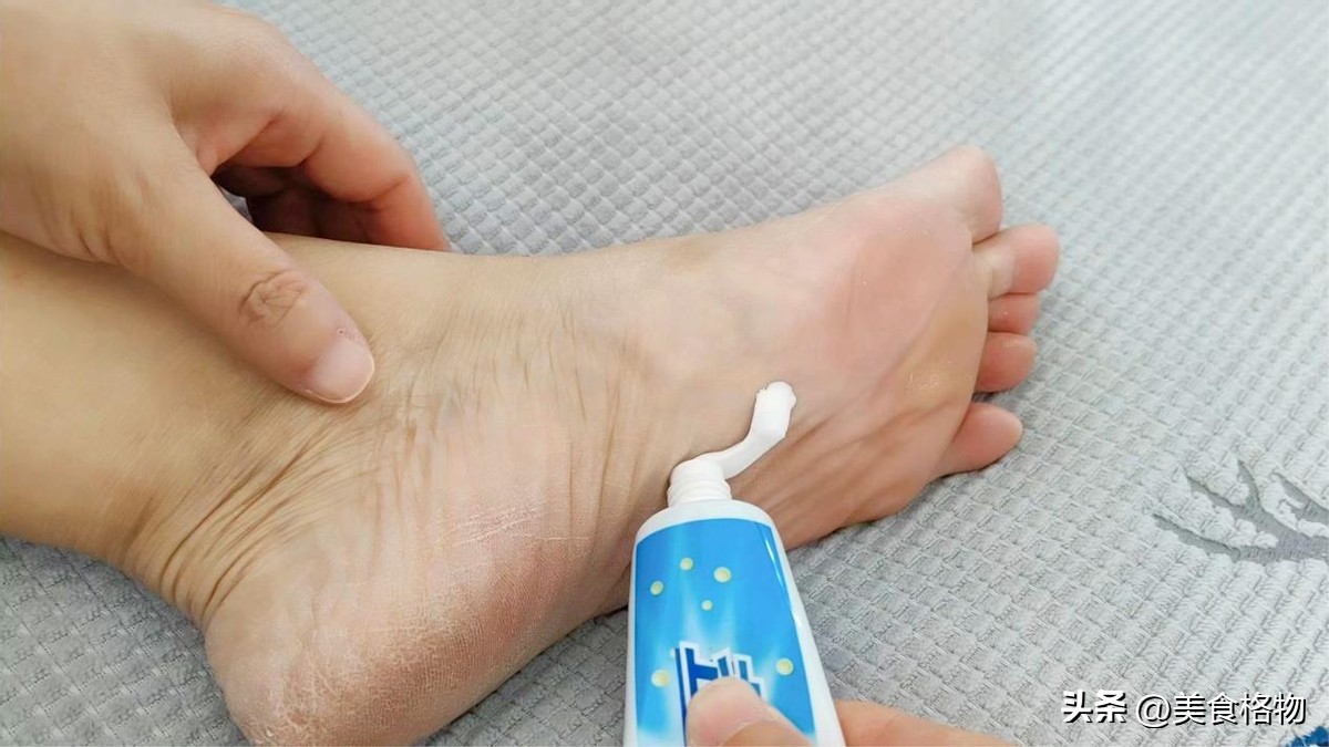 把牙膏涂在脚底上有什么好处,把牙膏抹在脚底会发生什么