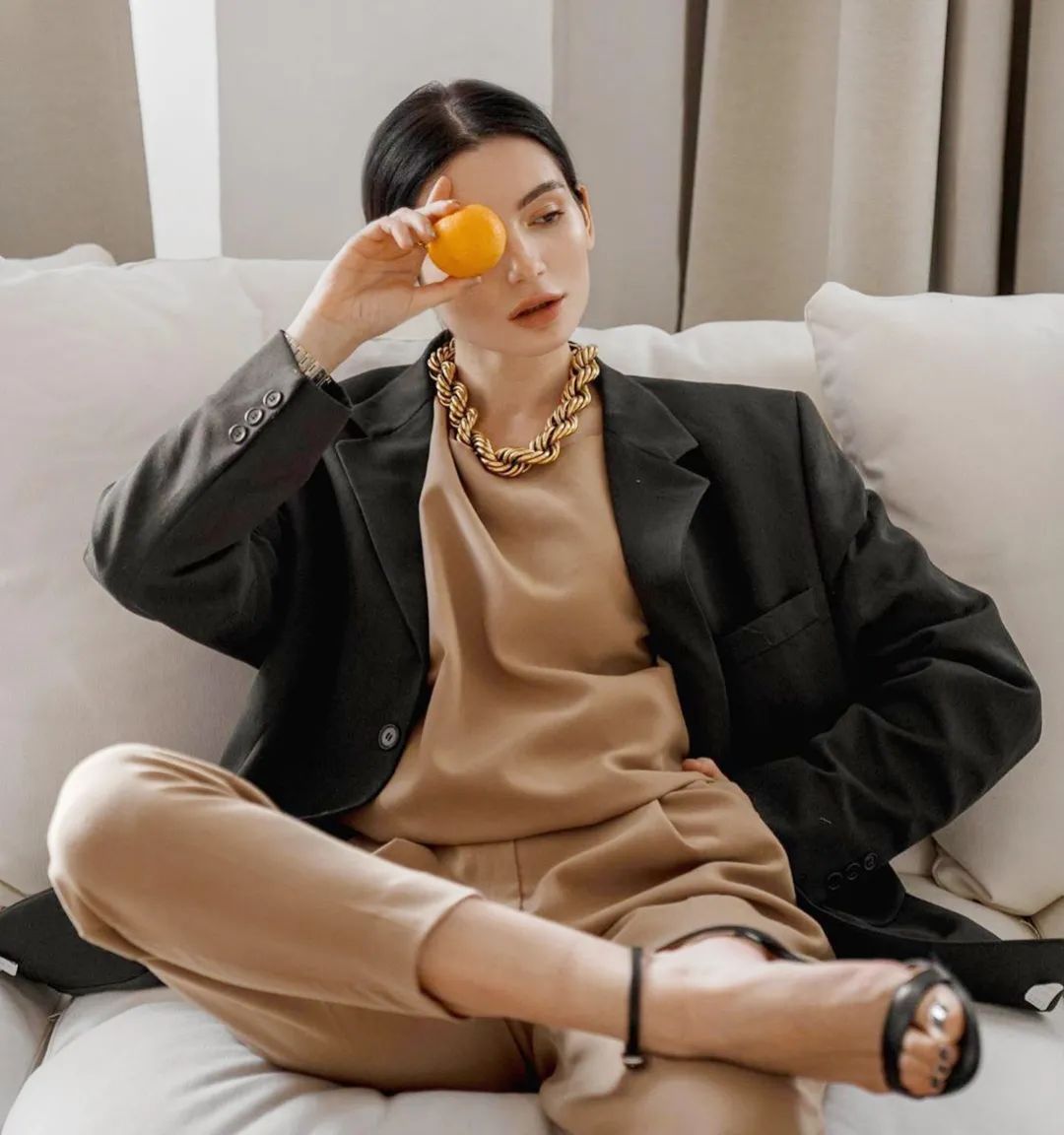 驼色连衣裙搭配的高级穿法,原来都这样穿驼色太年轻洋气了