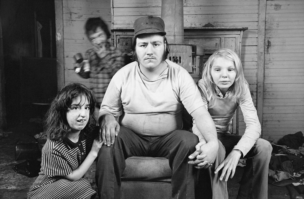 美国家族*伦乱**三代：*亲近**结合导致后代残障，无法说话只能犬吠