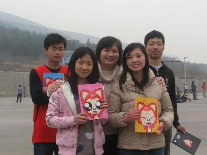 小伙养泥鳅年入百万,90后小伙养变异泥鳅