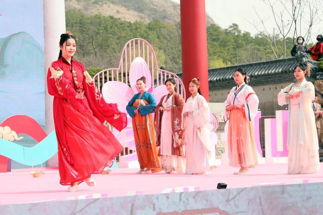 来山里看梅花,东港大孤山杏梅节直播