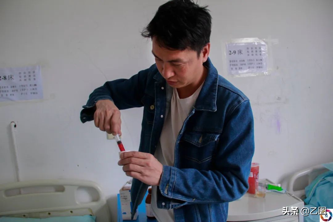 小伙为照顾多病父母，大学毕业回家务农，孩子患病后妻子弃他而去